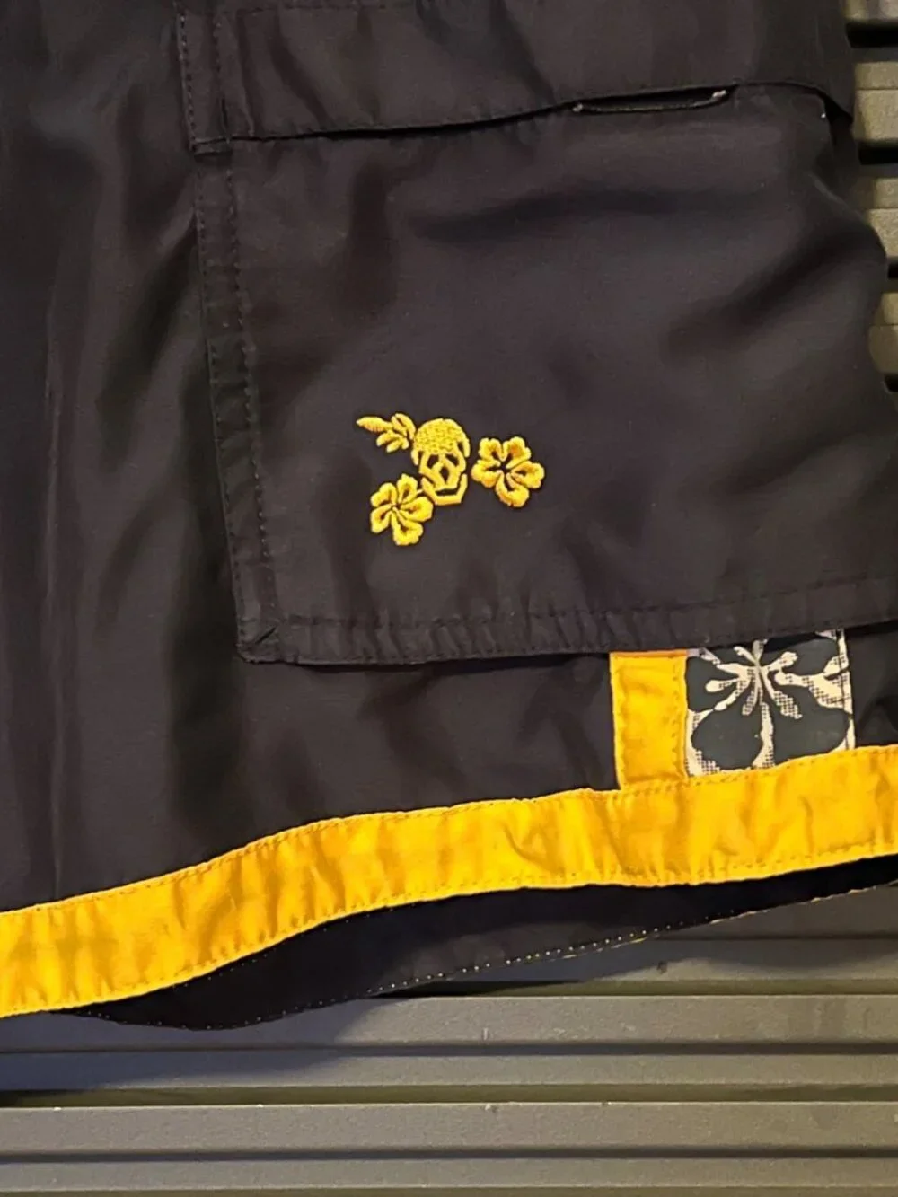 Plugg Co. Mens Cargo Board Shorts Black & Yellow Floral‎ Accents Size M